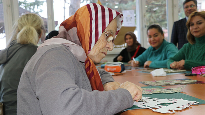 Amasya'da 77 yaşında rölyef yapmayı öğrendi