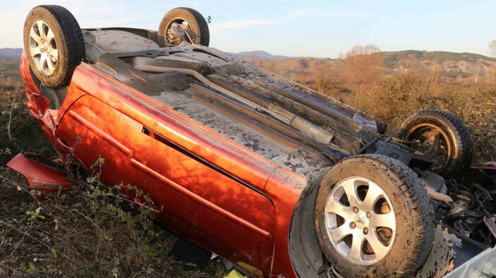 Amasya’da otomobil bariyere çarparak takla attı: 4 yaralı