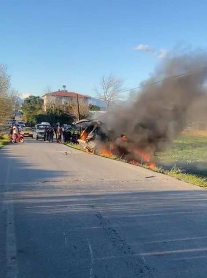 Antalya'da kaza yapan otomobil alevlere teslim oldu: 4 yaralı