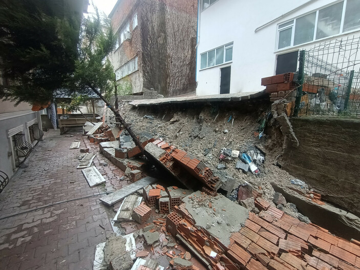 Beylikdüzü'nde aşırı yağmur nedeniyle bahçe duvarı çöktü