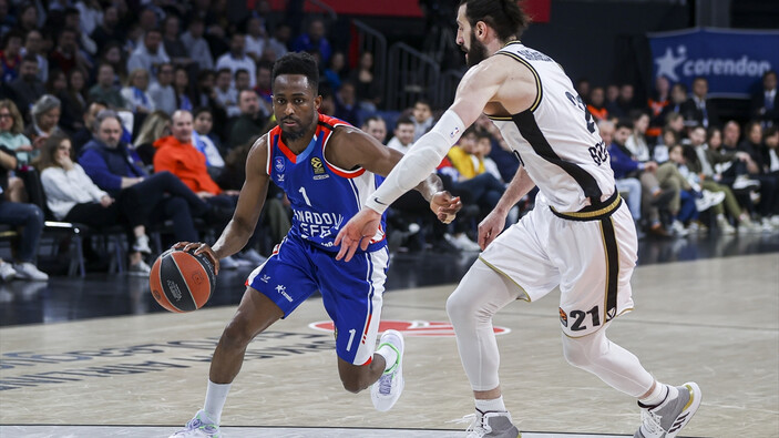 Bologna'yı farklı geçen Anadolu Efes play-off şansını canlı tuttu