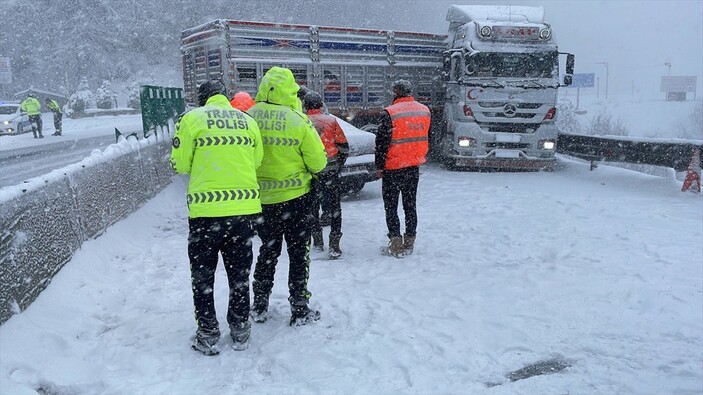 Bolu Dağı'nda kar yağışı hızlandı! Kontrolden çıkan tır İstanbul istikametini trafiğe kapattı