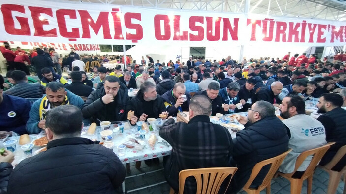 Deprem bölgesi Hatay'da taraftar grupları birlikte iftar yaptı