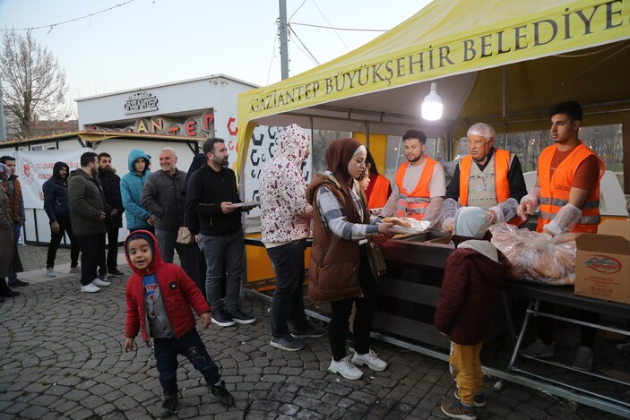 Gaziantep Büyükşehir’in kurduğu iftar çadırlarında 15 bin kişi ağırlanıyor