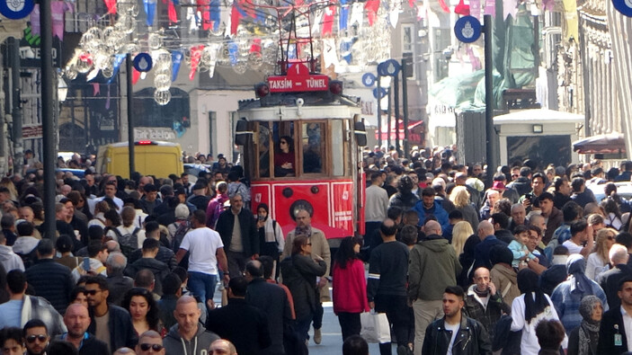 Güneşli havayı gören İstanbullu, Taksim’e aktı