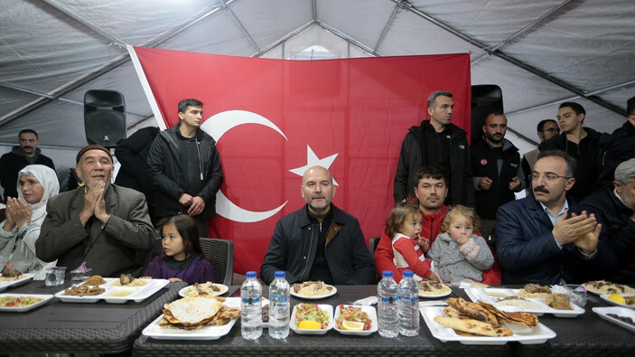 Süleyman Soylu: Hatay’da günde 8 bin kamyondan fazla enkaz taşınıyor