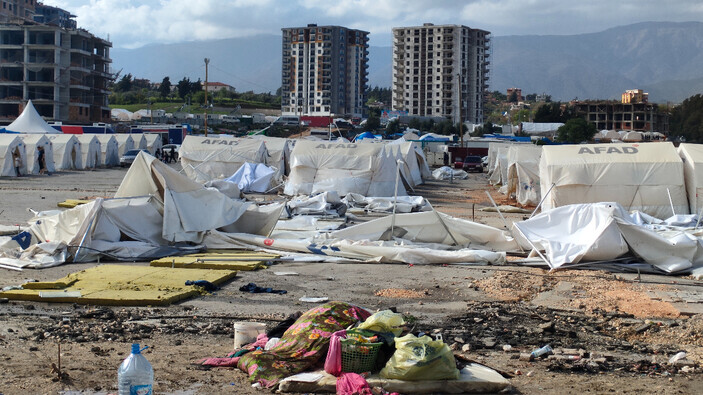 Hatay’da şiddetli fırtına depremzedelere zor anlar yaşattı