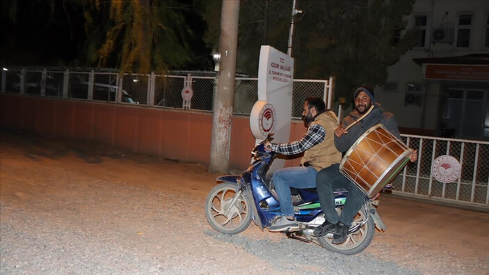 Iğdır'da motosikletli davulcuların sahur mesaisi