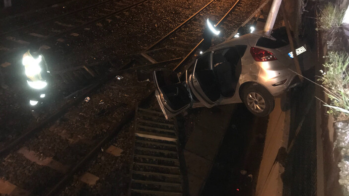 İstanbul Bakırköy'de kontrolden çıkan otomobil metro yoluna uçtu