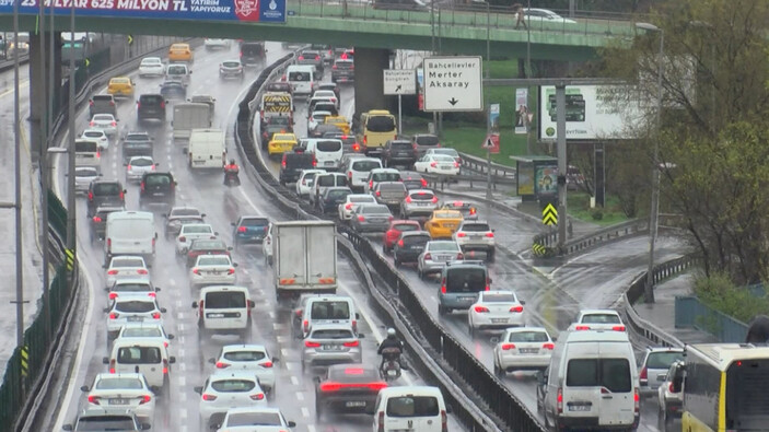 İstanbul'da yağmur trafiği etkiledi