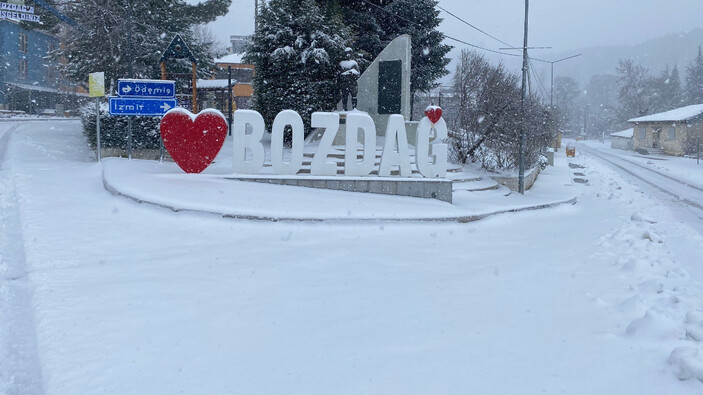 İzmir'de kar yağışı şaşırttı