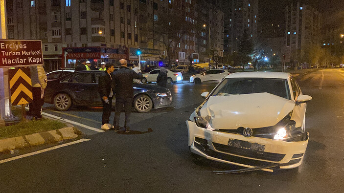 Kayseri'de yeni aldığı otomobiliyle kaza yapan sürücü gözyaşlarına boğuldu