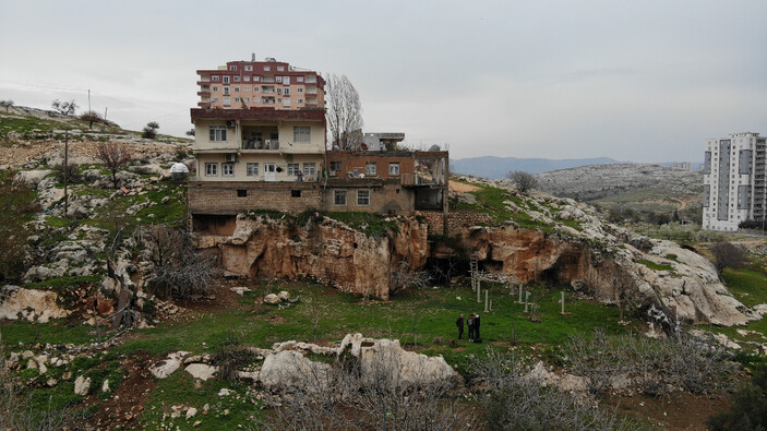 Mardin'de mağara üzerine ev inşa ettiler