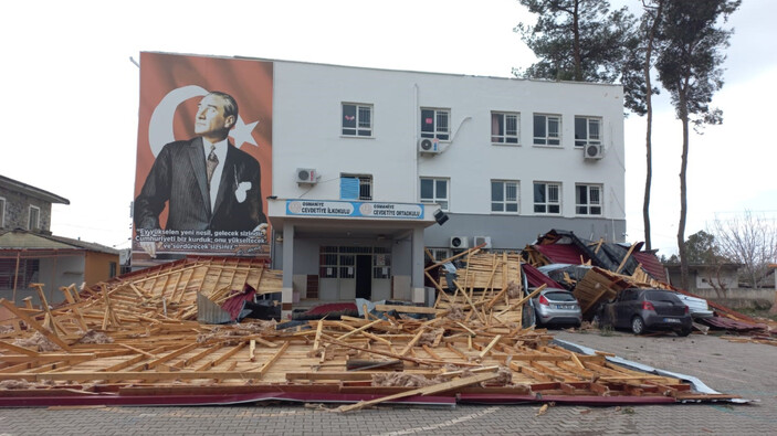 Osmaniye'de fırtına! Çatı okul bahçesine uçtu