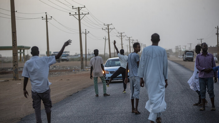 Ramazan gelenekleri sofraları şenlendiriyor! Sudan'da yol keserek iftara davet ediyorlar