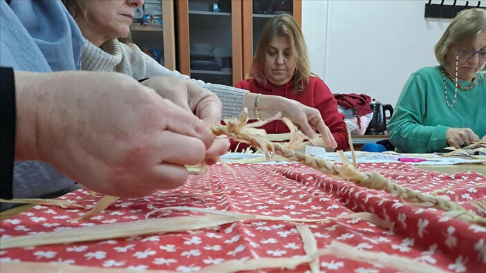 Sakarya'da kadınlar, mısır kabuklarından hediyelik eşya yaparak aile ekonomisine katkıda bulunuyor