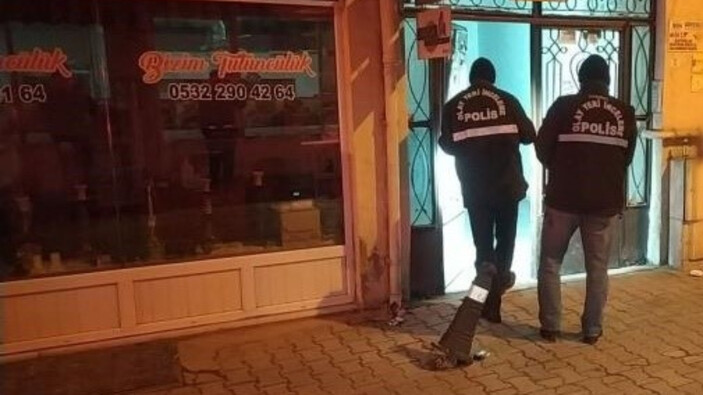 Uşak'ta tartıştığı erkek arkadaşını bıçaklayan kadın gözaltına alındı