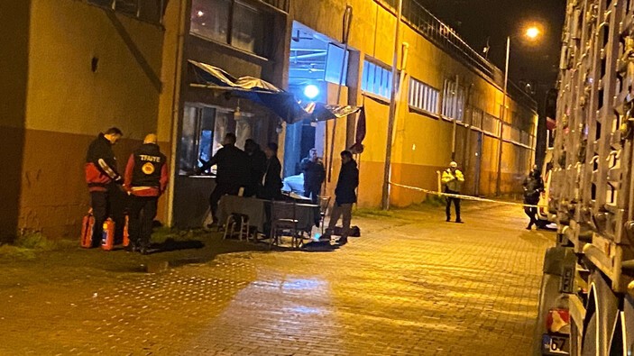 Zonguldak'ta iş yerinde ailesini rehin alan şahıs üzerine benzin döküp bıçakla kendini yaraladı