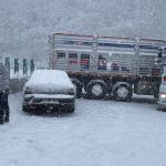 Bolu Dağı'nda kar yağışı hızlandı! Kontrolden çıkan tır İstanbul istikametini trafiğe kapattı