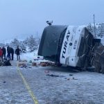 Erzincan'da yolcu otobüsü kaza yaptı: 2 ölü 21 yaralı