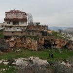 Mardin'de mağara üzerine ev inşa ettiler