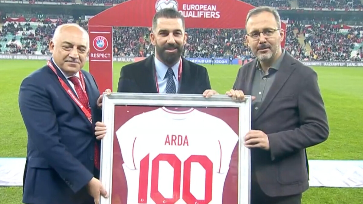 tff-arda-turani-odullendirdi_3382d952.jpg