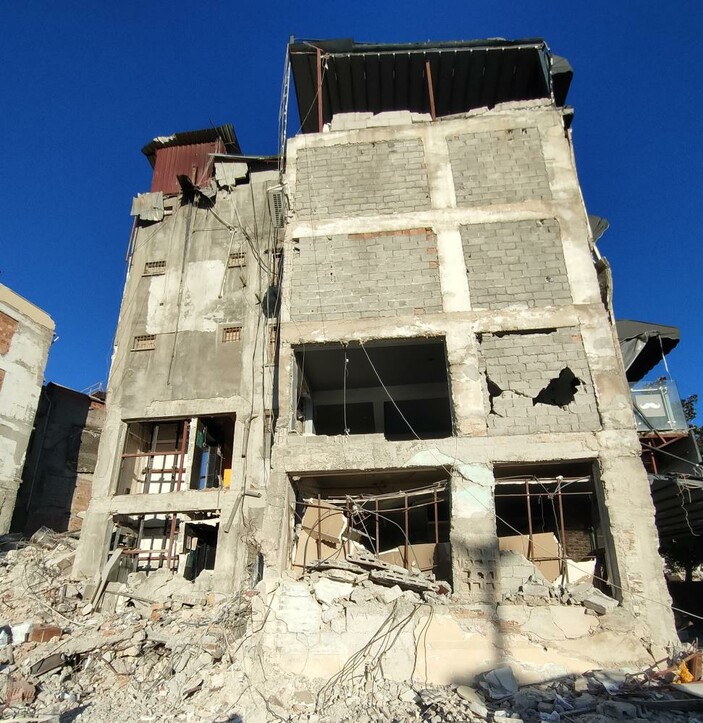 Hatay'ın ünlü künefecisinin 5 iş yeri depremde zarar gördü