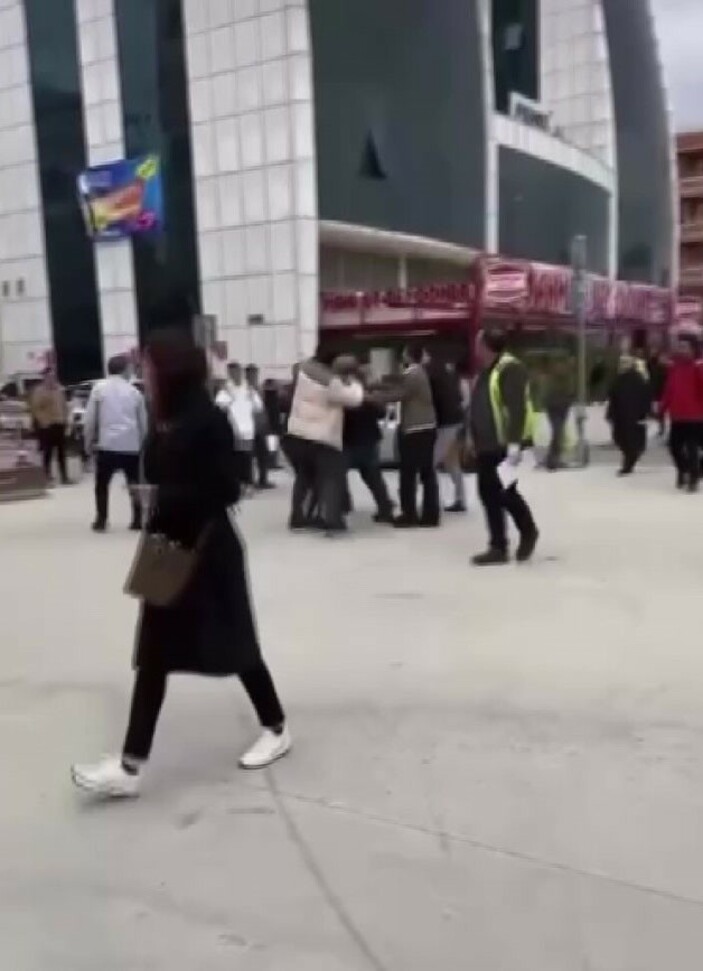 Pendik'teki taksiciler, otomobil sürücüsünü tekme tokat dövdü