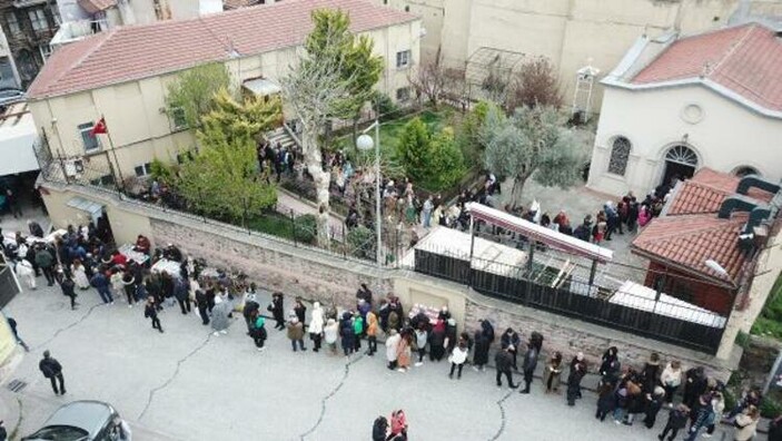 Fatih'teki Ayın Biri Kilisesi'nde dilek kuyruğu