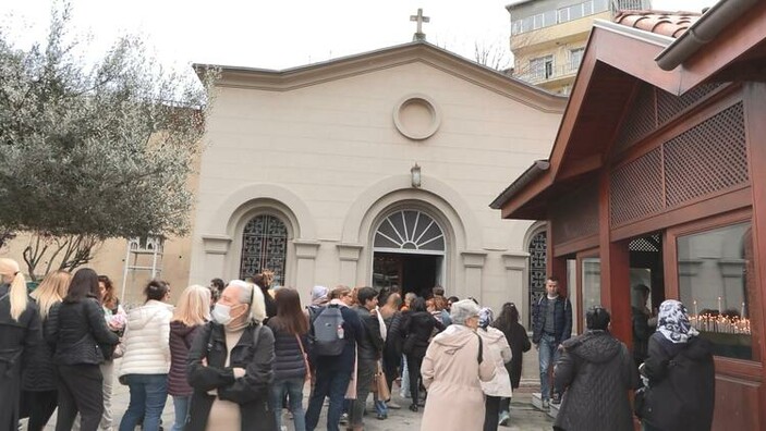 Fatih'teki Ayın Biri Kilisesi'nde dilek kuyruğu