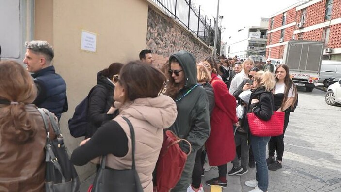 Fatih'teki Ayın Biri Kilisesi'nde dilek kuyruğu