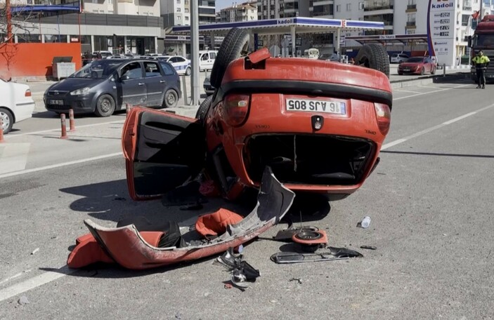 Aksaray'da kontrolden çıkan otomobil takla attı