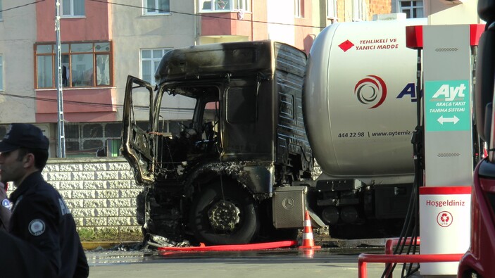 İstanbul'da akaryakıt istasyonunda yangın: Gaz tankeri alev alev yandı