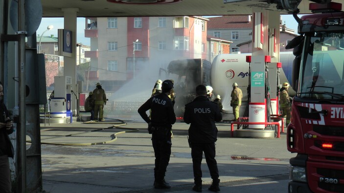 İstanbul'da akaryakıt istasyonunda yangın: Gaz tankeri alev alev yandı