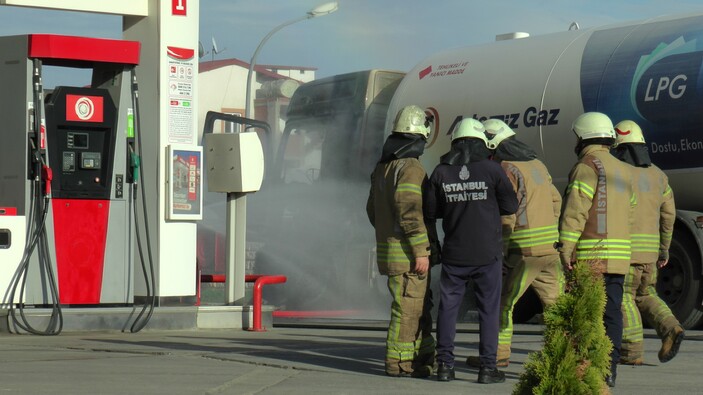 İstanbul'da akaryakıt istasyonunda yangın: Gaz tankeri alev alev yandı