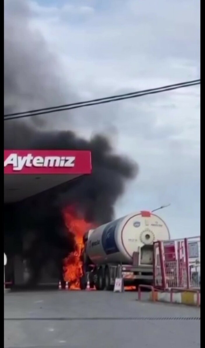 İstanbul'da akaryakıt istasyonunda yangın: Gaz tankeri alev alev yandı