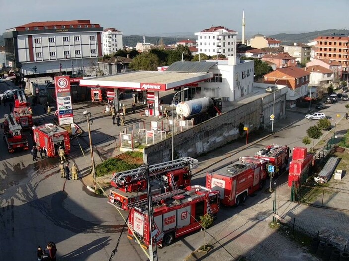 İstanbul'da akaryakıt istasyonunda yangın: Gaz tankeri alev alev yandı