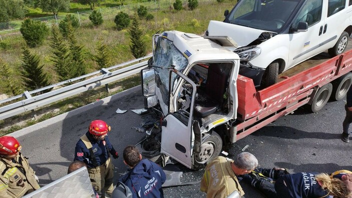 Bursa'da çekici emniyet şeridinde kamyonete arkadan çarptı: 2 yaralı