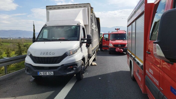 Bursa'da çekici emniyet şeridinde kamyonete arkadan çarptı: 2 yaralı