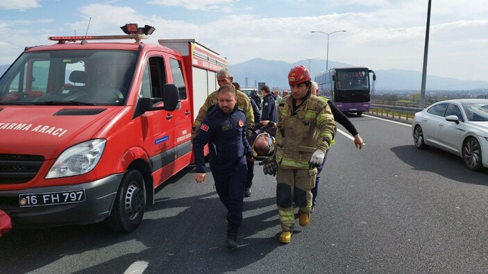 Bursa'da çekici emniyet şeridinde kamyonete arkadan çarptı: 2 yaralı