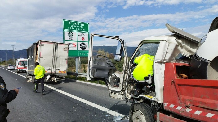 Bursa'da çekici emniyet şeridinde kamyonete arkadan çarptı: 2 yaralı