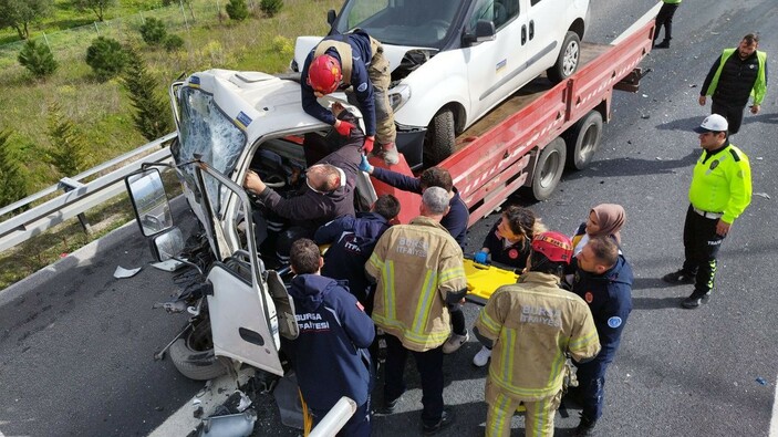 Bursa'da çekici emniyet şeridinde kamyonete arkadan çarptı: 2 yaralı