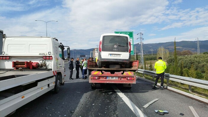 Bursa'da çekici emniyet şeridinde kamyonete arkadan çarptı: 2 yaralı