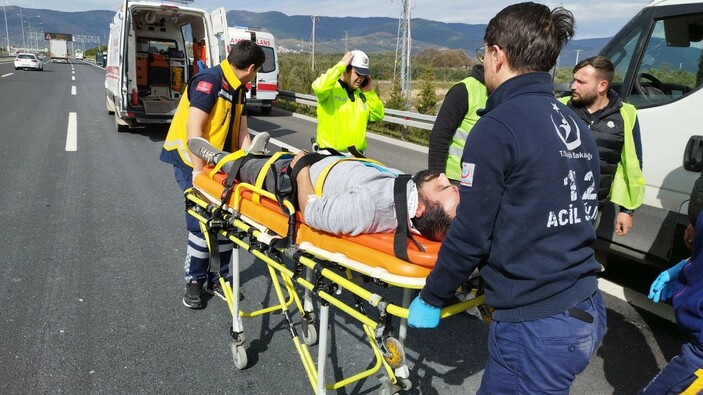 Bursa'da çekici emniyet şeridinde kamyonete arkadan çarptı: 2 yaralı