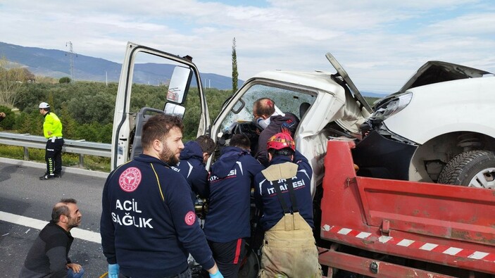 Bursa'da çekici emniyet şeridinde kamyonete arkadan çarptı: 2 yaralı