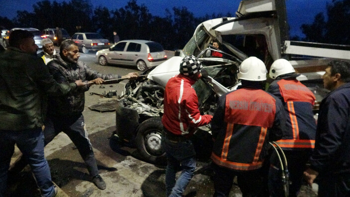 Mersin'de otomobil karşı şeride geçip kamyonete çarptı: 1 ölü, 3 yaralı