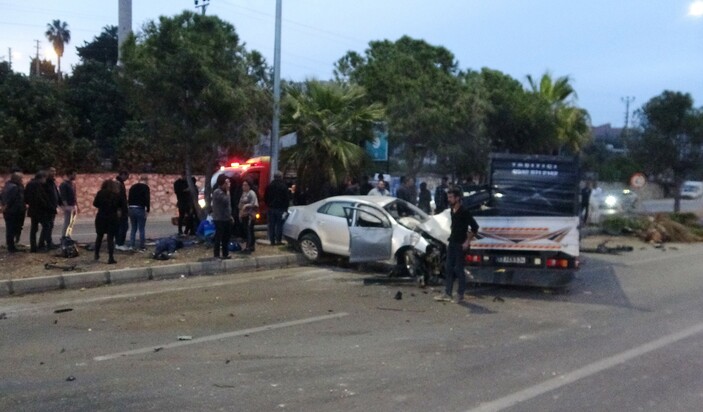 Mersin'de otomobil karşı şeride geçip kamyonete çarptı: 1 ölü, 3 yaralı