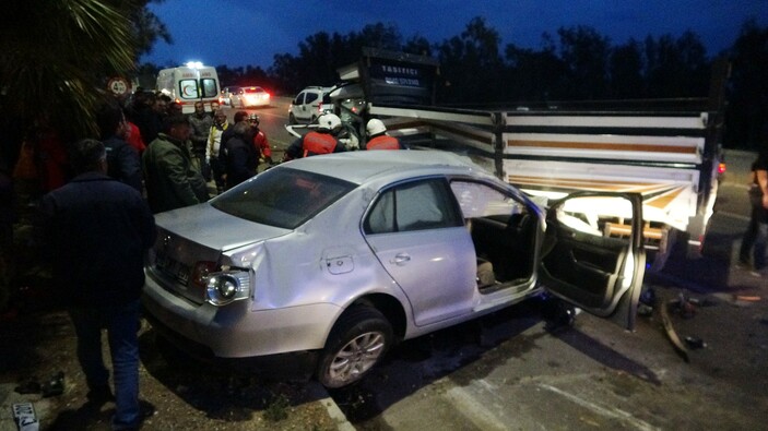 Mersin'de otomobil karşı şeride geçip kamyonete çarptı: 1 ölü, 3 yaralı