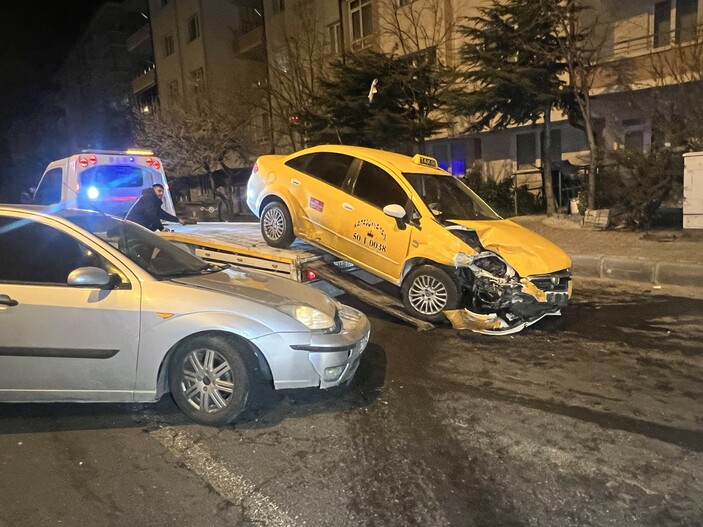 Nevşehir’de taksi ile otomobil çarpıştı: 3 yaralı