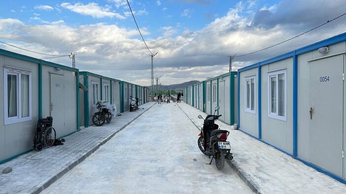 Hatay'ın yaraları sarılıyor! Konya Konteyner Kent'te yaşam başladı: Güvenlik binasından çocuk alanlarına..